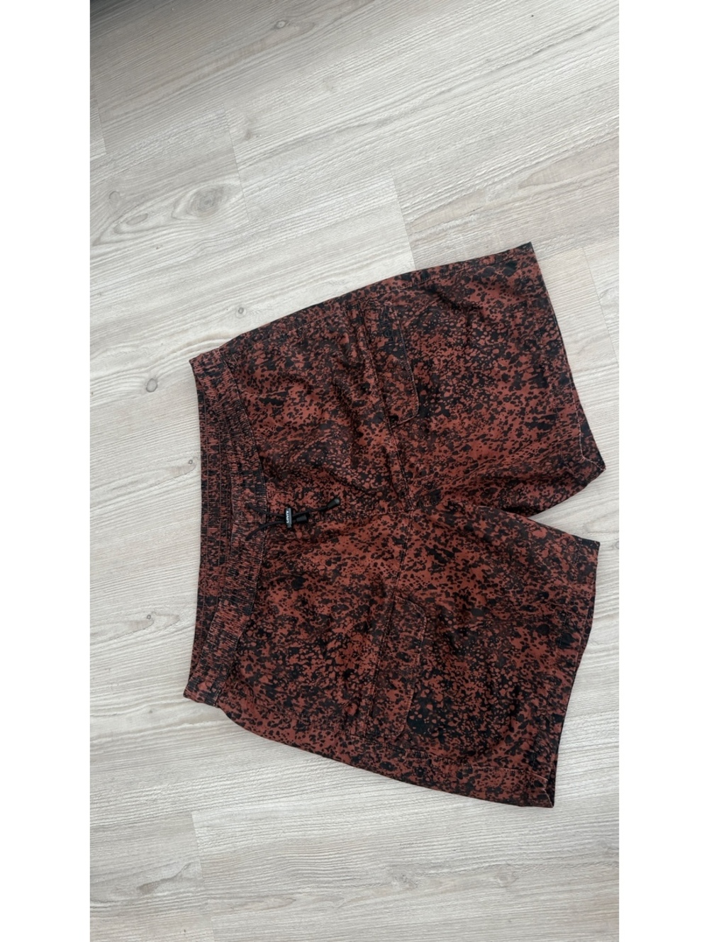 Men Levi’s Trail Cargo 6” Shorts Brown Black Splatter Print Utility Hiking